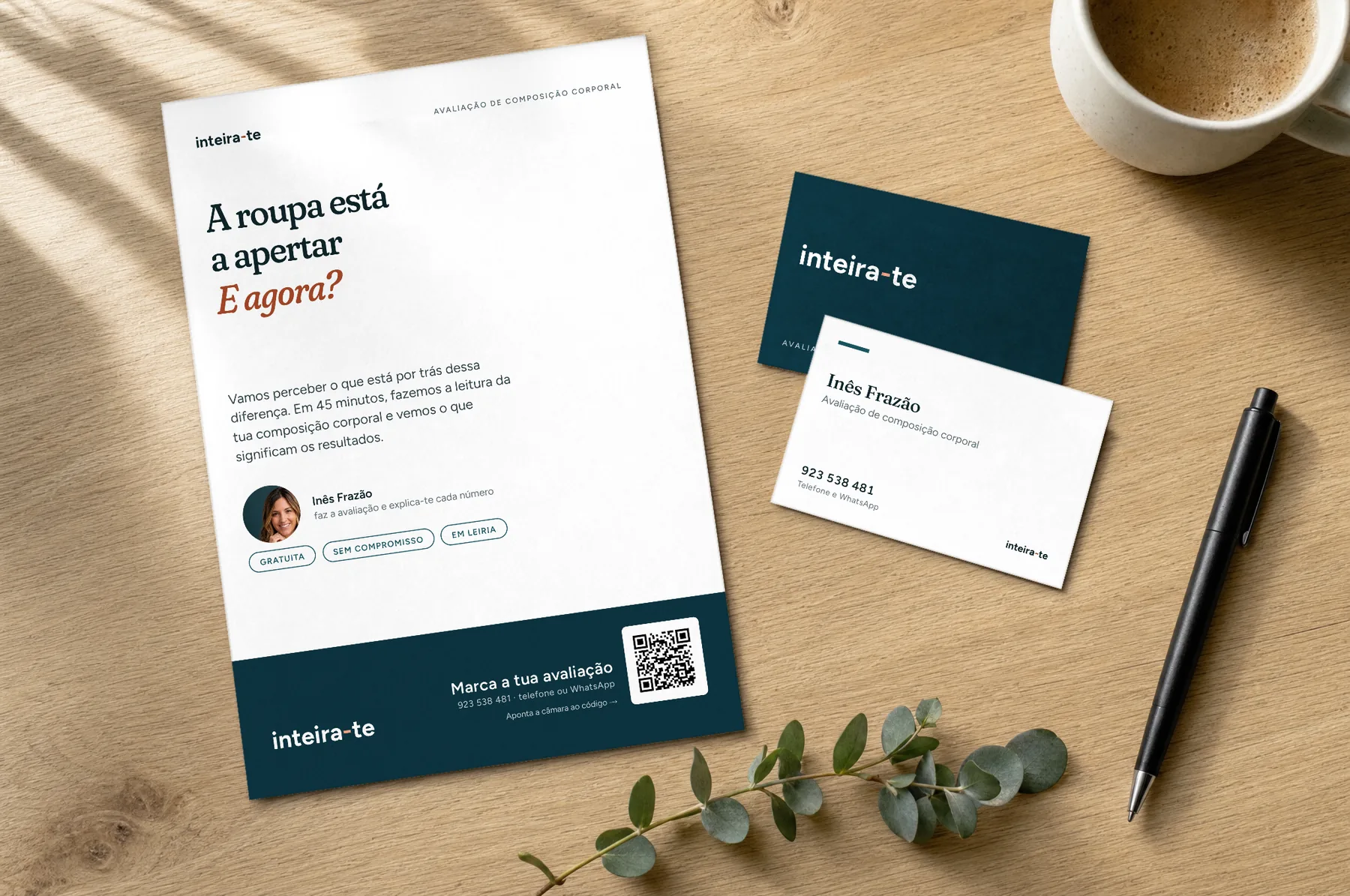 Flyer A5 e cartões de visita do inteira-te em cima de uma secretária de madeira